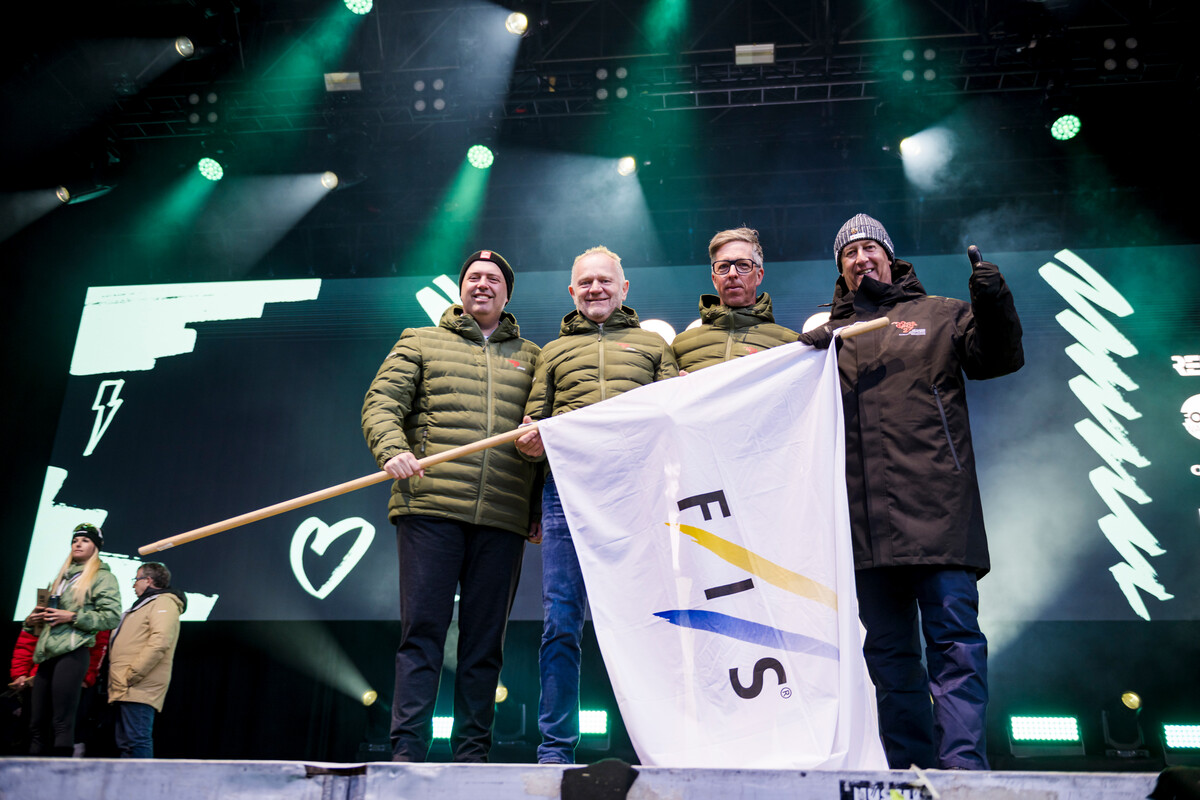 Daumen hoch, ab sofort blickt alles ins Montafon, wo 2027 die FIS-WM Snowboard, Freestyle und Freeski stattfindet. Im Bild übernehmen Manuel Bitschnau, Peter Marko, Christian Speckle und Stefan Jochum die FIS-Flagge. ⇒VN