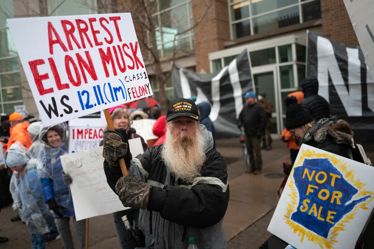 Demonstranten protestieren vor dem KI Convention Center vor dem Beginn der Bürgersprechstunde mit Elon Musk in Green Bay, Wisconsin.