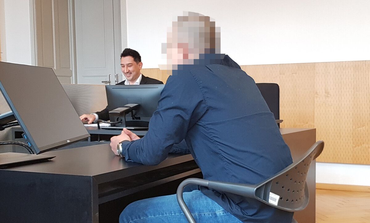 Der Angeklagte mit seinem Verteidiger Hamza Ovacin bei der Verhandlung. ⇒eckert