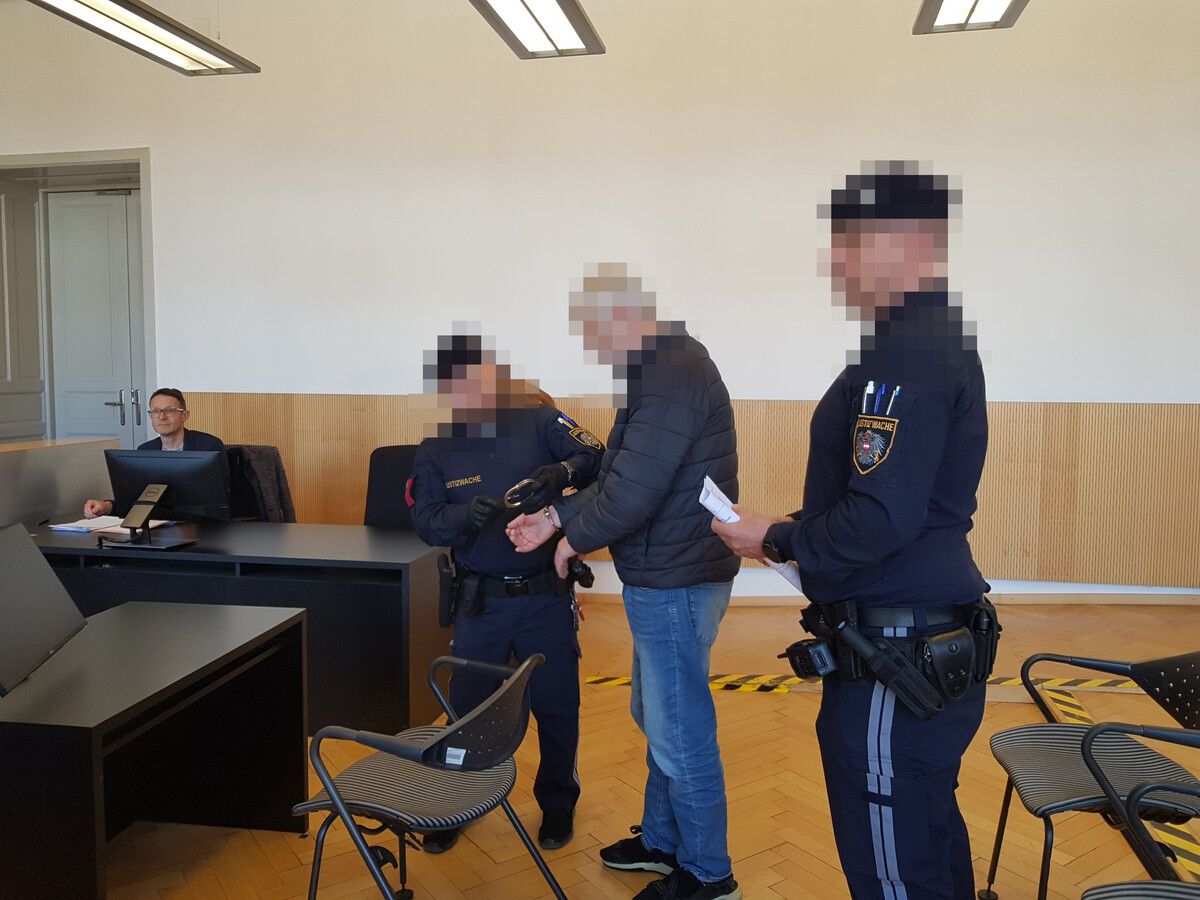 Der Angeklagte wird von Justizwachebeamten zum Schöffengericht in den Verhandlungssaal geführt.⇒eckert