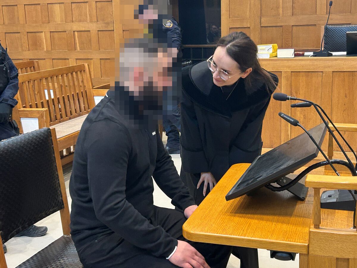 Der Angeklagte zu Beginn der Verhandlung im Gespräch mit seiner Verteidigerin Zehra Ylmaz Arslan.⇒vn/gs