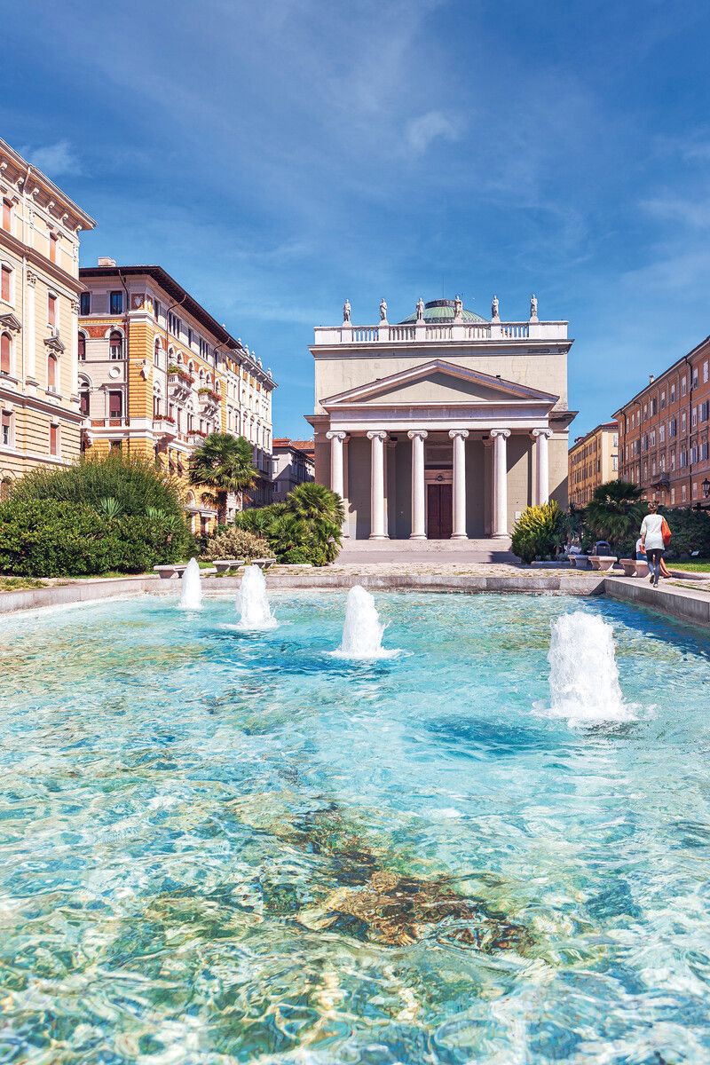 Der Brunnen auf der Piazza Sant‘Antonio Nuovo mit der klassizistischen Kirche Sant‘Antonio Taumaturgo im Hintergrund. Shutterstock