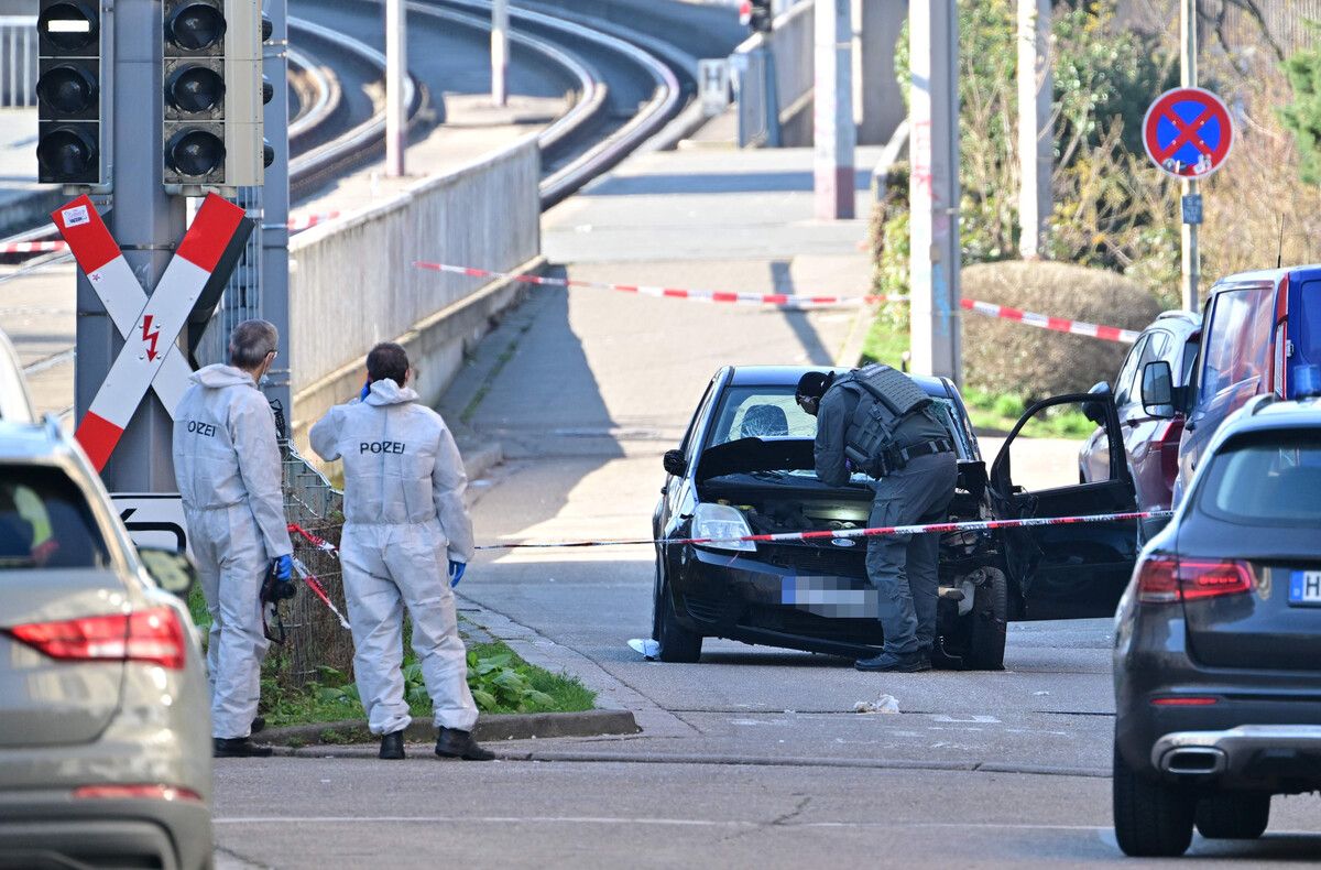 Der demolierte Kleinwagen wird von Beamten der Spurensicherung untersucht.⇒afp