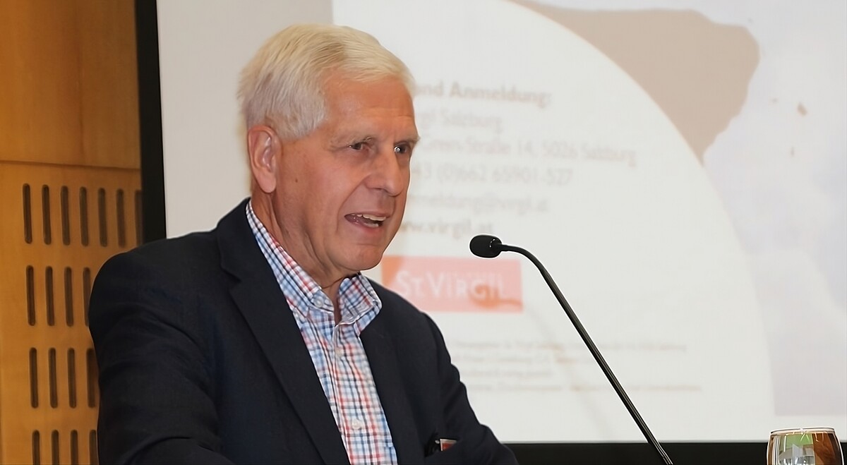 Der ehemalige Caritaspräsident Franz Küberl liest im WirkRaum.⇒Caritas