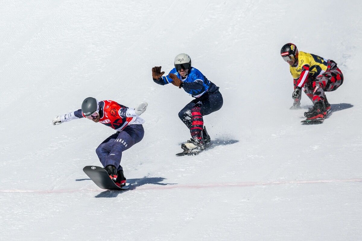 Der finale Zieleinlauf bei der Snowboardcross-WM der Männer in St. Moritz: Der Kanadier Eliot Grondin (links) holte Gold vor dem Franzosen Loan Bazzolo und Alessandro Hämmerle.⇒apa/2, gepa