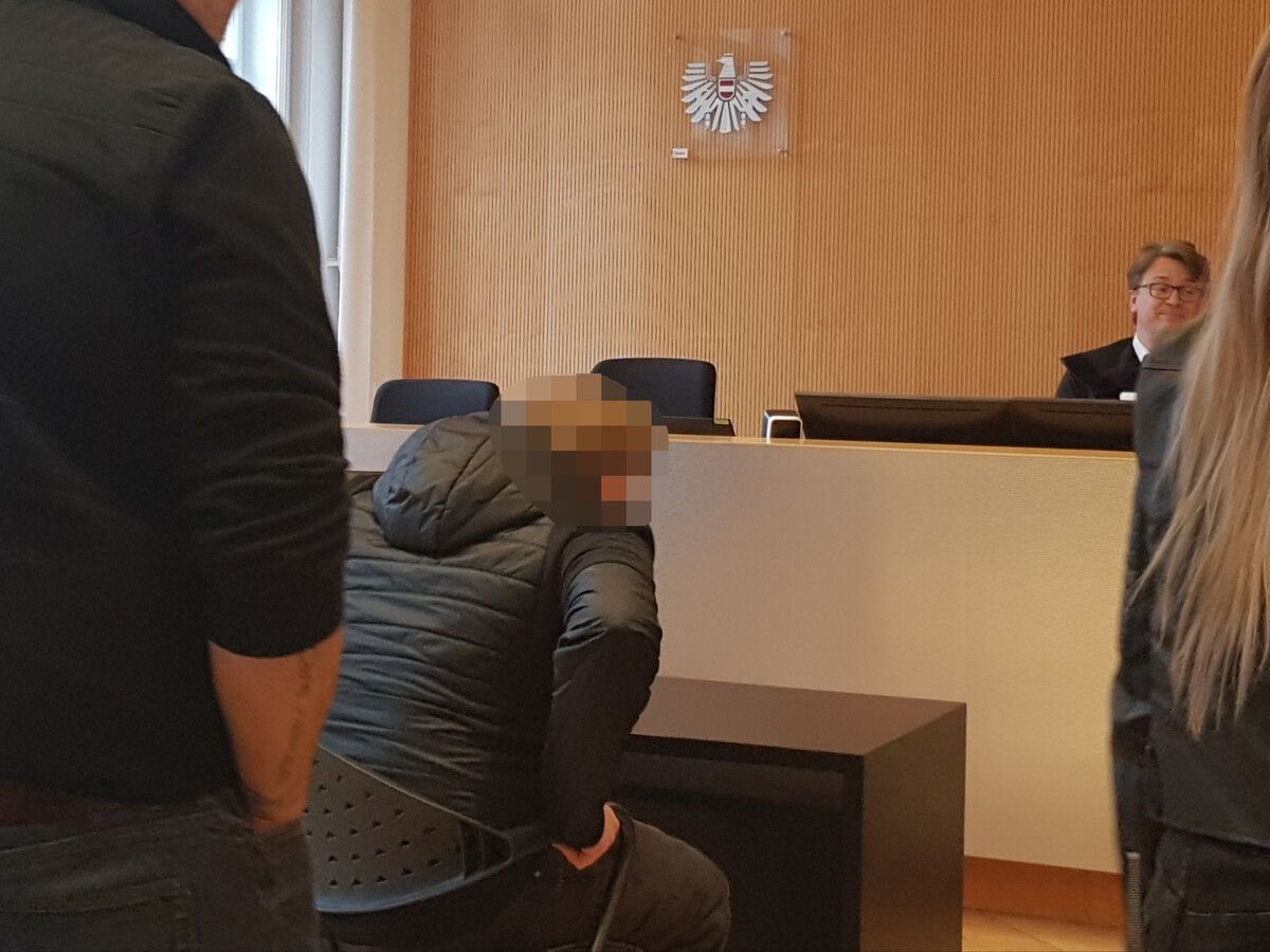 Der junge Angeklagte bei der Verhandlung vor Richter Dietmar Nußbaumer. ⇒eckert