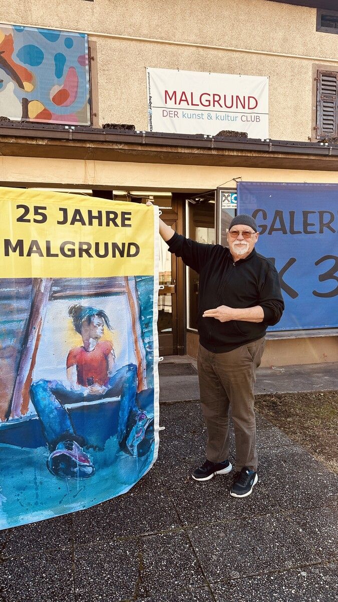 Der künstlerische Leiter Gerhard Montibeller hat die Flaggen-Ausstellung initiiert. ⇒mon