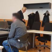 Der Freundin die Nase blutig geschlagen