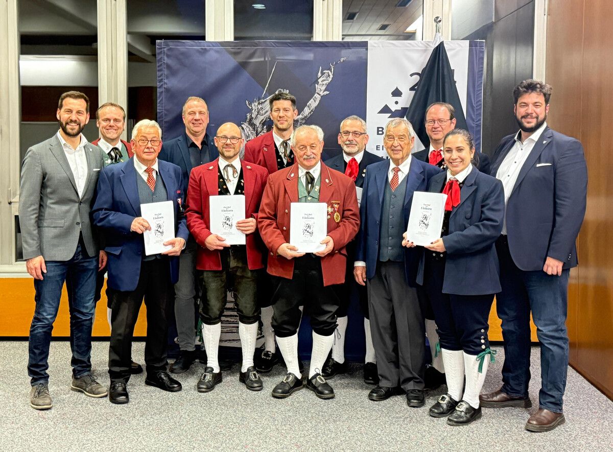 Der Marsch „Der Ruf des Einhorns“, extra anlässlich des Jubiläums „Bludenz 2024“ von Thomas Ludescher komponiert, wurde nun an die Bludenzer Musikvereine übergeben. ⇒Stadt
