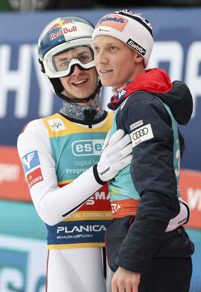 Der neue Weltcup-Gesamtsieger Daniel Tschofenig mit Jan Hörl.⇒GEPA