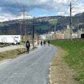 Bäume gepflanzt, Fußweg-Asphalt folgt