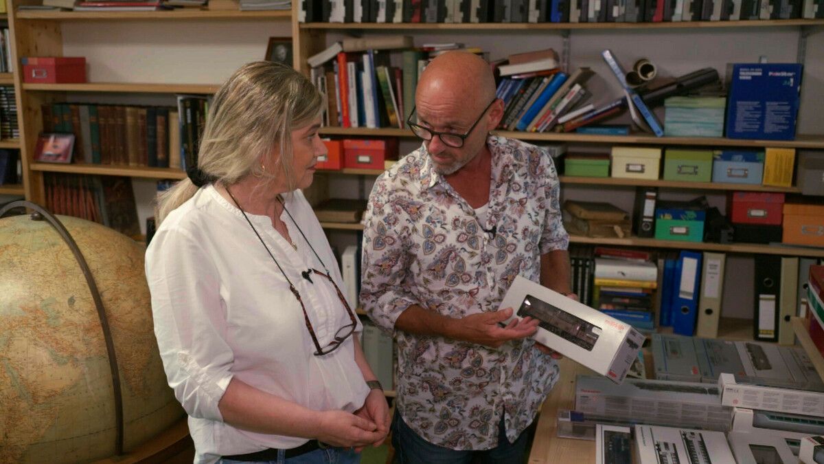 Désirée Schindler und Antiquitätenexperte Mario Hämmerle. ⇒Servus TV