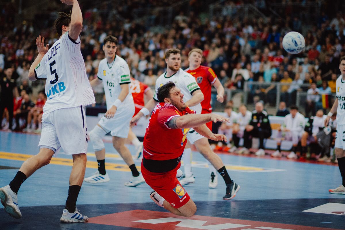 Deutschland-Legionär Tobi Wagner trug mit insgesamt acht Treffern maßgeblich zum Remis bei. Daneben war es Goalie Constantin Möstl, der in der Schlussphase mit zwei gehaltenen Siebenmetern die Schlussoffensive einläutete.⇒GEPA