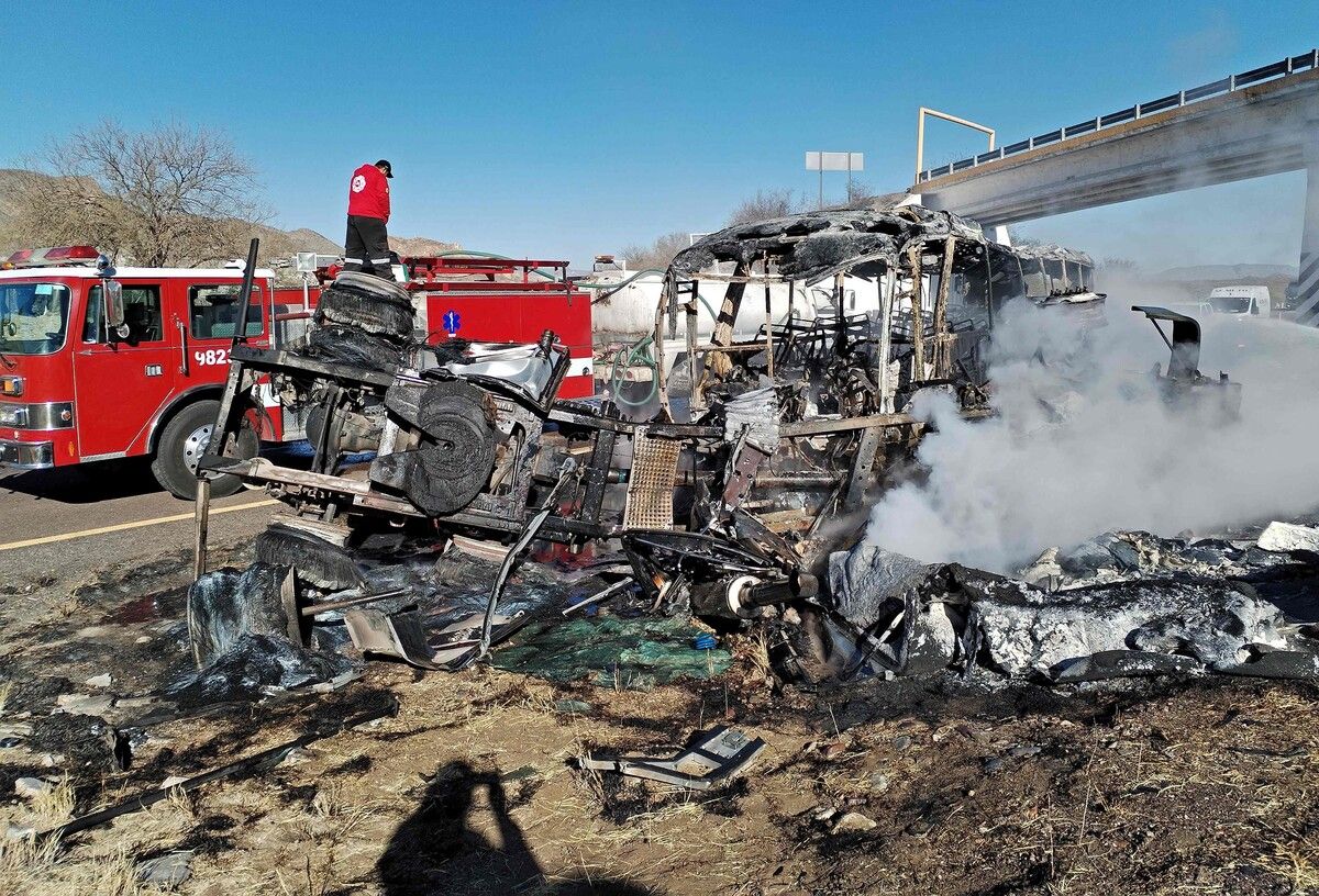 Die ausgebrannten Wracks nach einem der tragischen Busunglücke in Mexiko.⇒afp