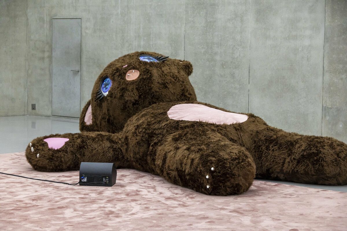 Die Ausstellung von Precious Okoyomon lockt interessierte Besucherinnen und Besucher ins Kunsthaus. ⇒roland paulitsch