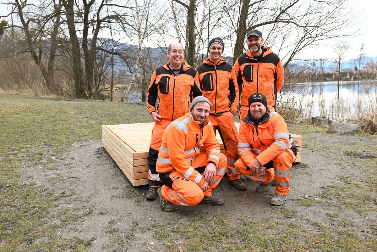 Die Bauhof-Mitarbeiter Reini Fitz, Christian Werth, Marc Zigarnek, Hervog Barsechian und Günther Harrant zeigen stolz ihre neu gemachte Holzliege am Alten Rhein.⇒BvS (3)