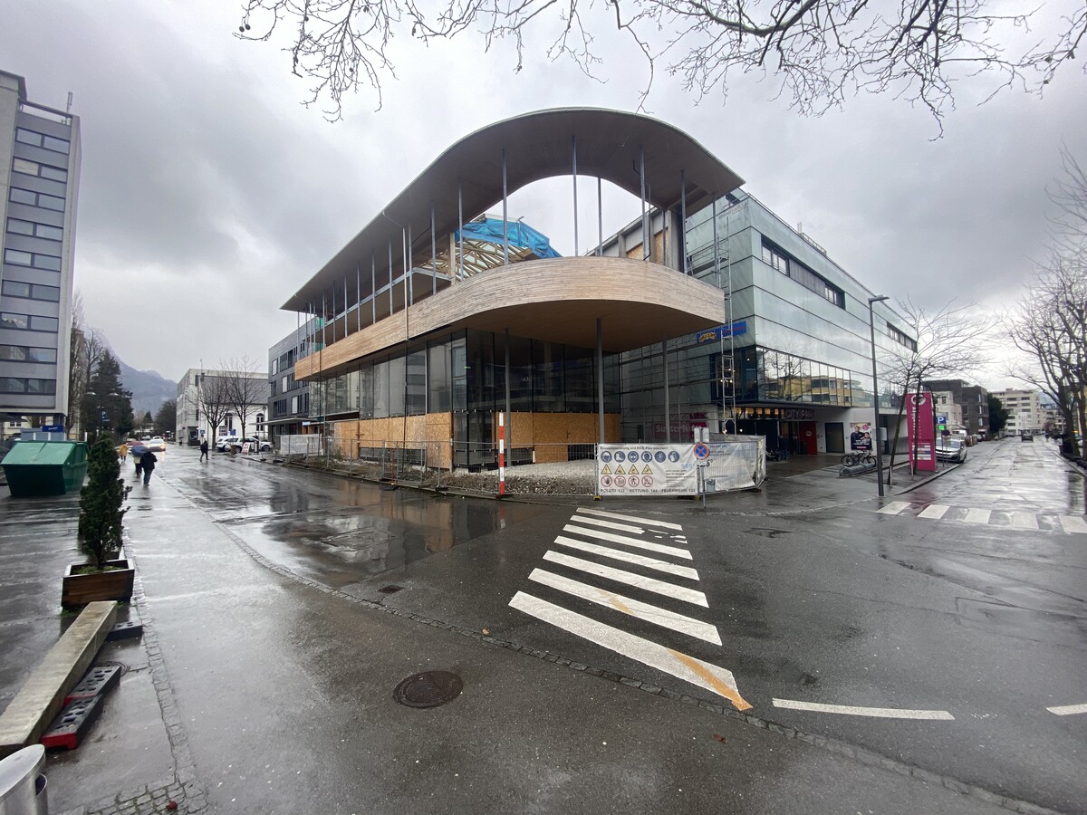 Die Baustelle ist nicht nur auf Dauer nicht hübsch, sondern steht auch anderen Entwicklungen im Wege. ⇒VN/Rauch