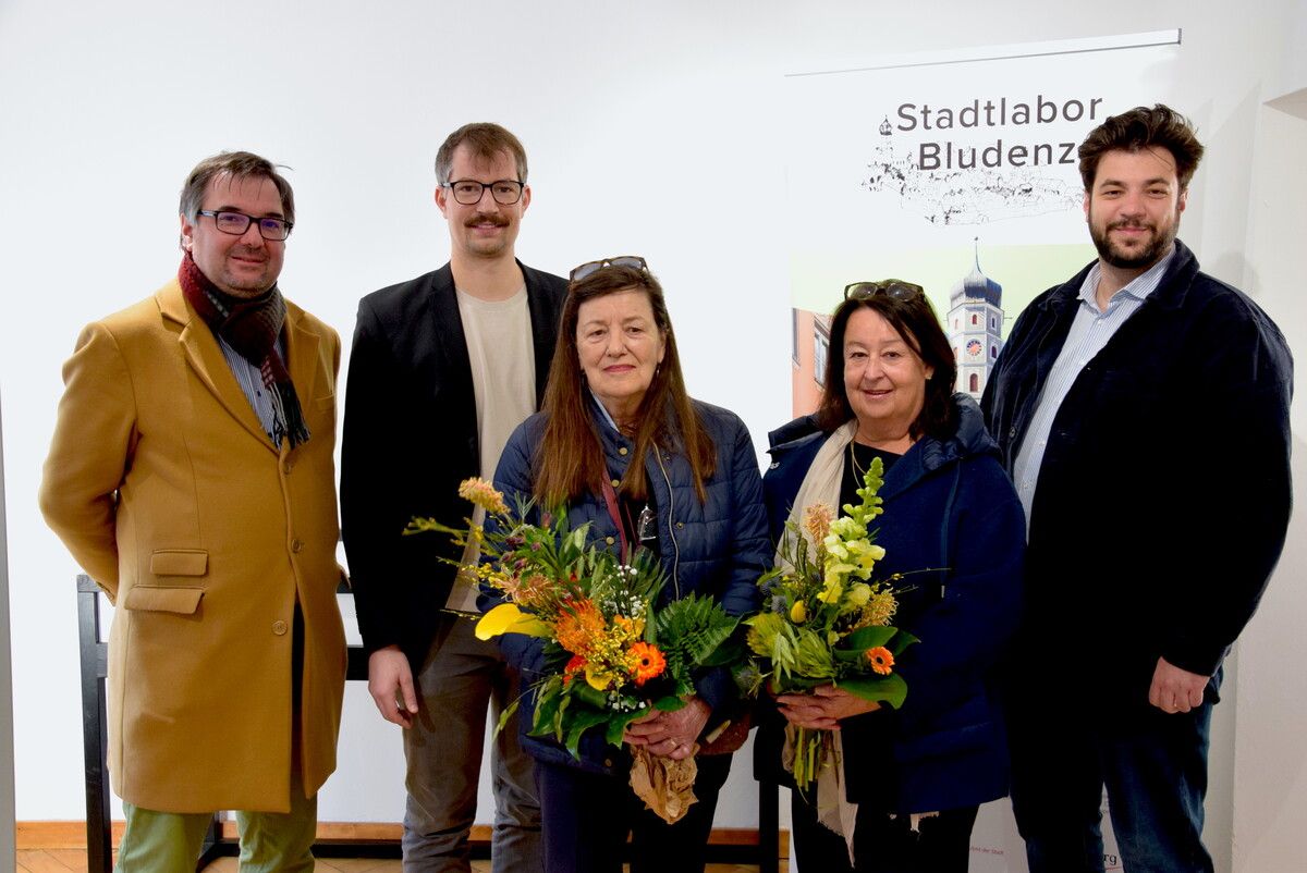 Die beiden Historiker Christof Thöny und Stefan Stachniß mit Gertrud Würbel, Carmen Reiter und Kulturstadtrat Cenk Dogan.⇒sco