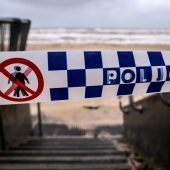 Gelber Schaum und kranke Surfer durch Algenblüte in Australien