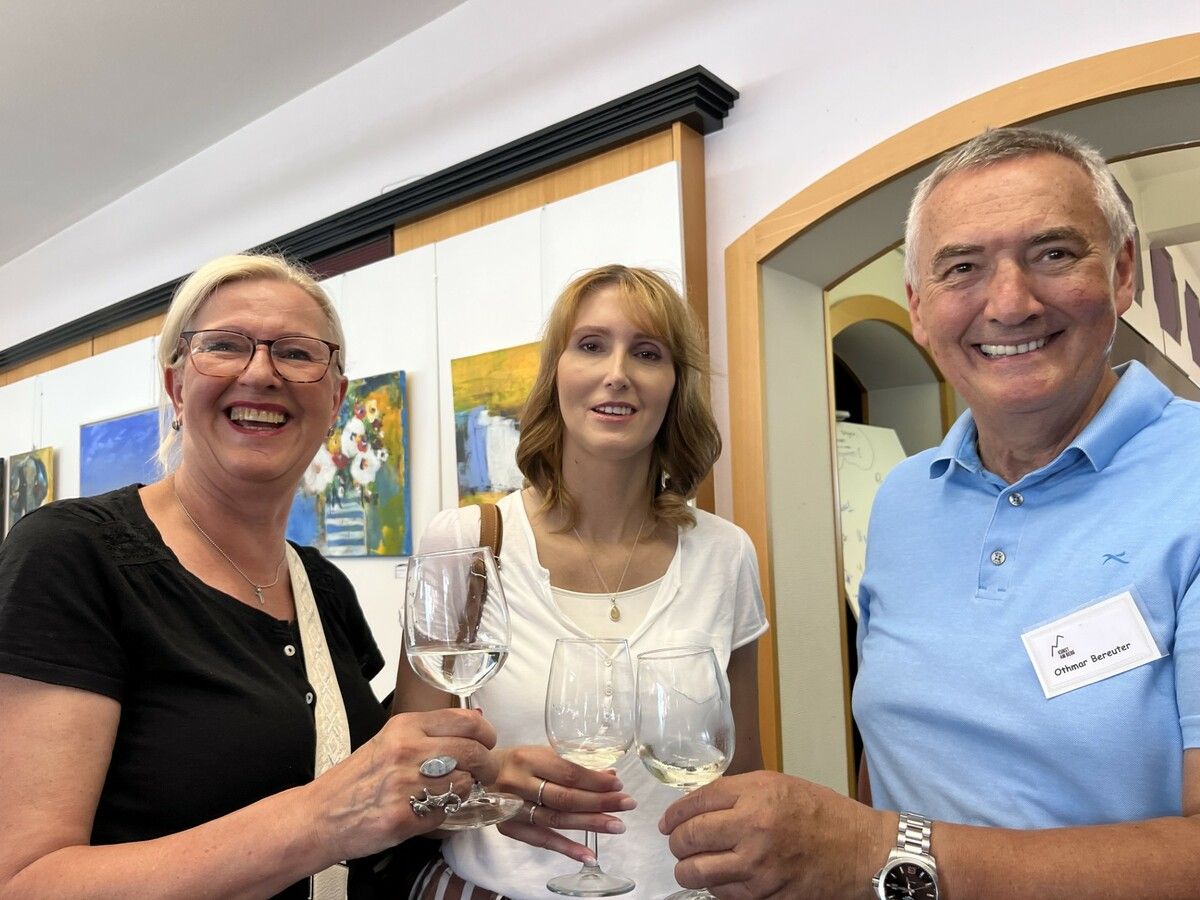 Die Chefinnen vom Künstlerkreis Oberstaufen – Sieglinde Knestel und Jeannette Lindermann – und Othmar Bereuter, Vorsitzender von Kunst am Berg, freuen sich auf das gemeinsame Projekt. ⇒STP
