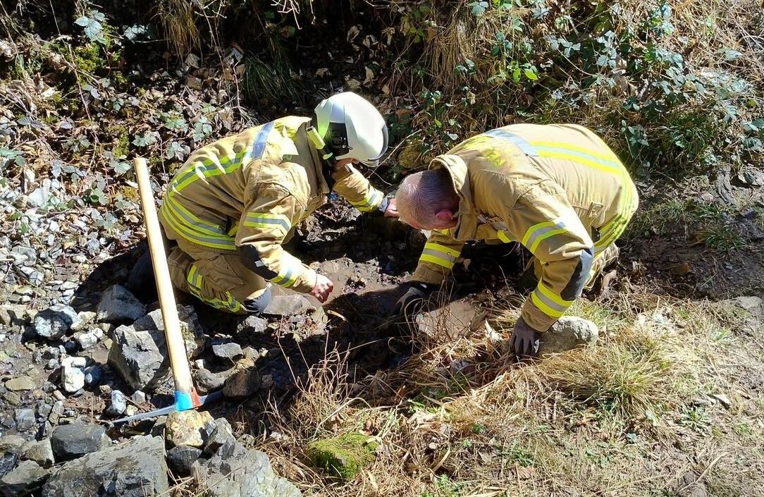 Die Feuerwehrleute verschafften sich Zugang, indem sie das Betonrohr öffneten. ⇒⇒Feuerwehr Nüziders