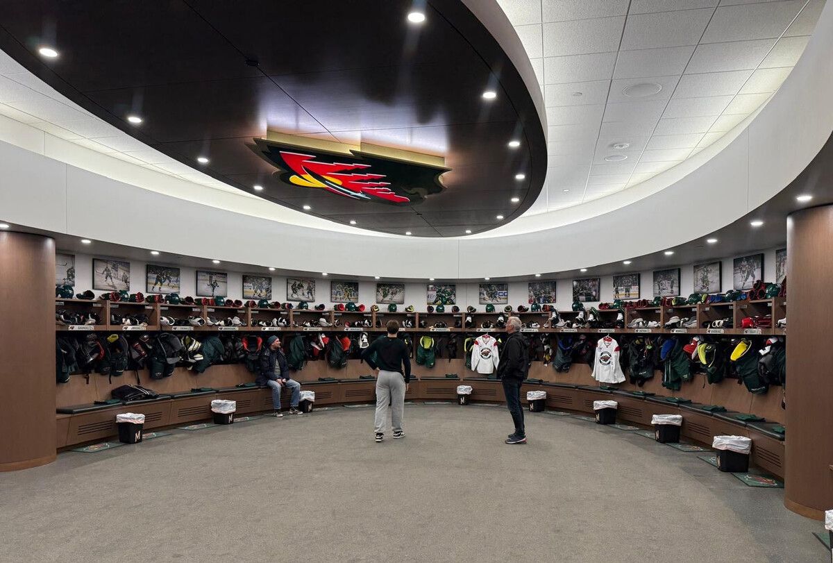Die Garderobe ist schlicht gehalten, dennoch wirkt sie sehr stylisch. Die runde Form der Kabine soll verdeutlichen, dass jeder Spieler der Mannschaft den gleichen Stellenwert besitzt.⇒
