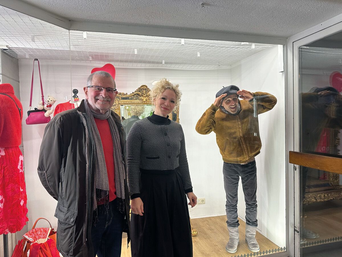 Die Initiatoren der Performance „Offen für Wunder“, Siegi Fink und Martina Zimmermann mit Performancekünstler Stefan Damm. ⇒CRO