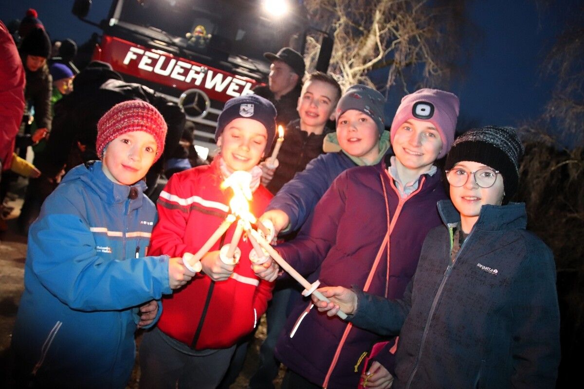 Die Kinder zogen in einem Fackelzug zum Funken.⇒nam