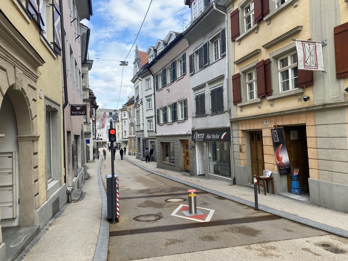 Die Kirchstraße gen Norden. Es zeichnen sich zwei Lager ab – aber auch eine Basis für einen Kompromiss. ⇒VN/Rauch