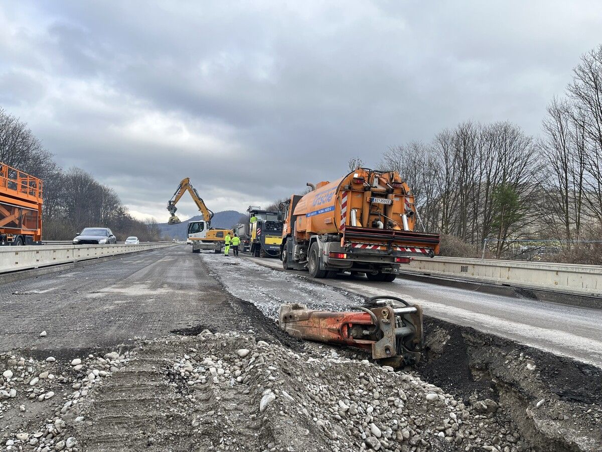 Die Mittelleitplanke wird durch Betonleitwände ersetzt.
