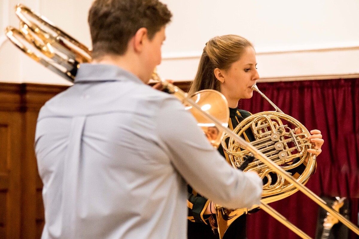 Die Musikschullehrenden zeigen ihr Können auf der Bühne. ⇒Musikschule