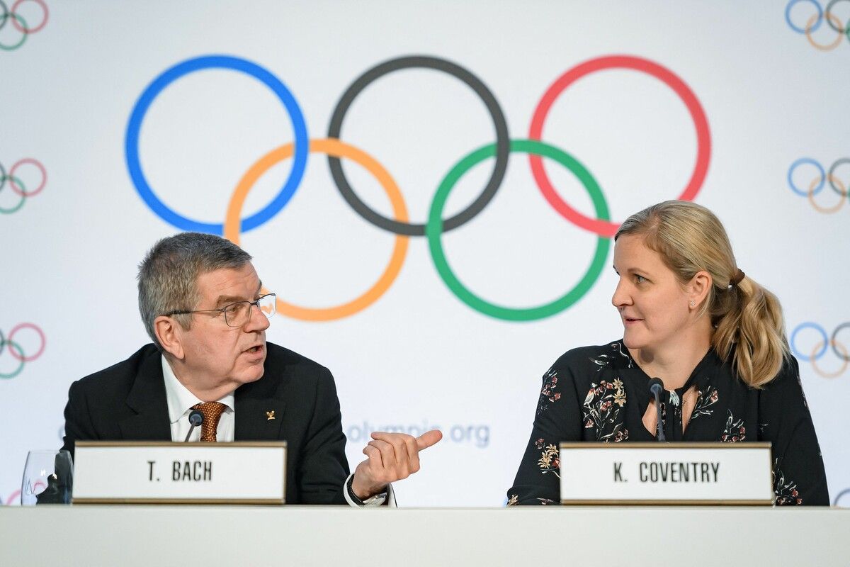Die neu gewählte IOC-Präsidentin Kirsty Coventry aus Simbabwe mit ihrem Vorgänger, dem Deutschen Thomas Bach.⇒APA