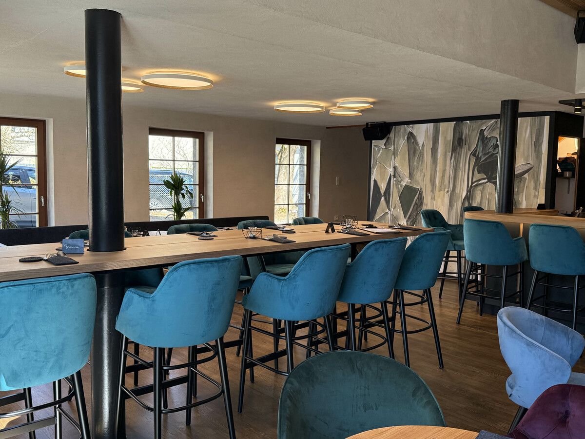 Die neue Möblierung bringt frisches Ambiente in das Café.