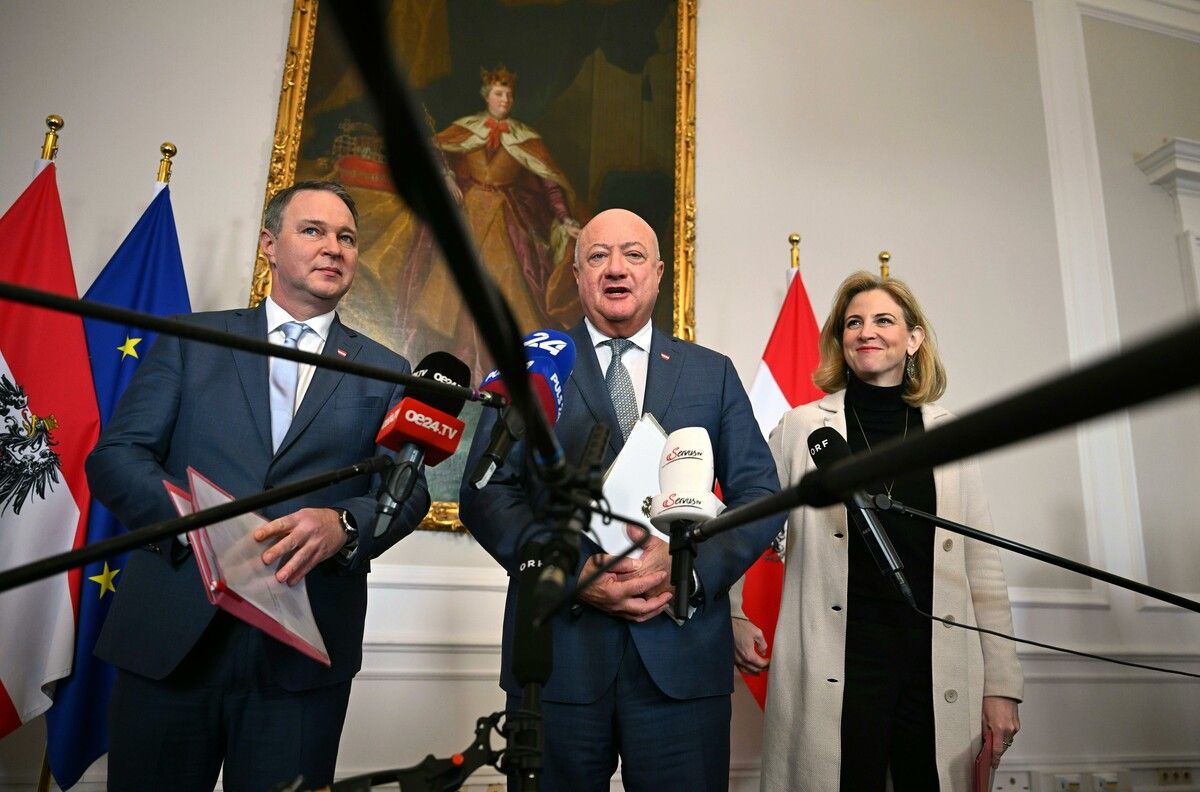 Die neue Regierungsspitze: Babler, Stocker und Meinl-Reisinger (v.l.).⇒APA