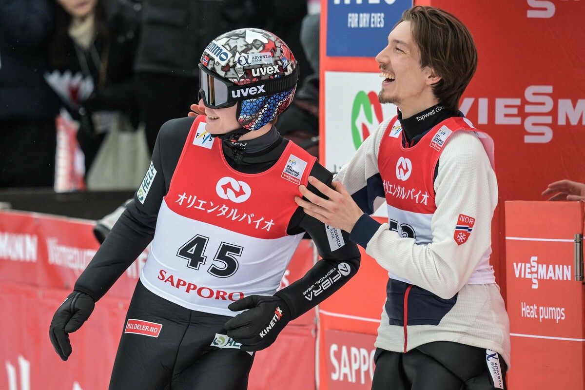 Die Norweger Johann André Forfang (rechts) und Marius Lindvik (links) wurden nun vom internationalen Skiverband bis auf Weiteres suspendiert. apa