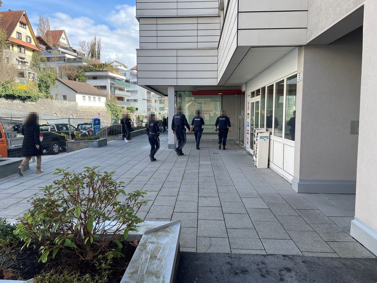 Die Polizei durchsuchte das gesamte Gebäude des Bezirksgerichtes.⇒vn/sah (2)