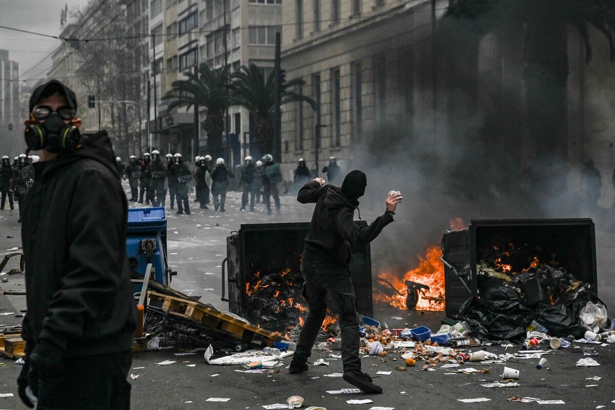 Die Polizei setzte Tränengas gegen vermummte Demonstranten ein.⇒AFP