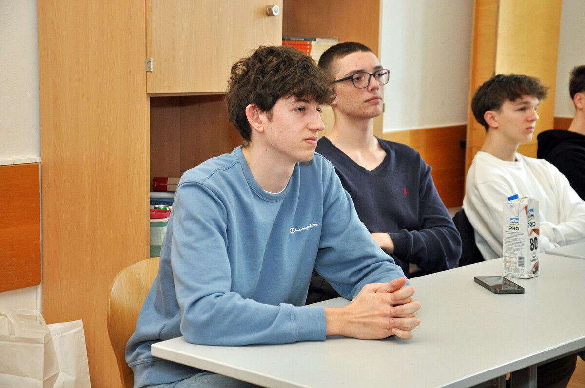 Die Schüler waren sehr interessiert und brachten sich aktiv ein.