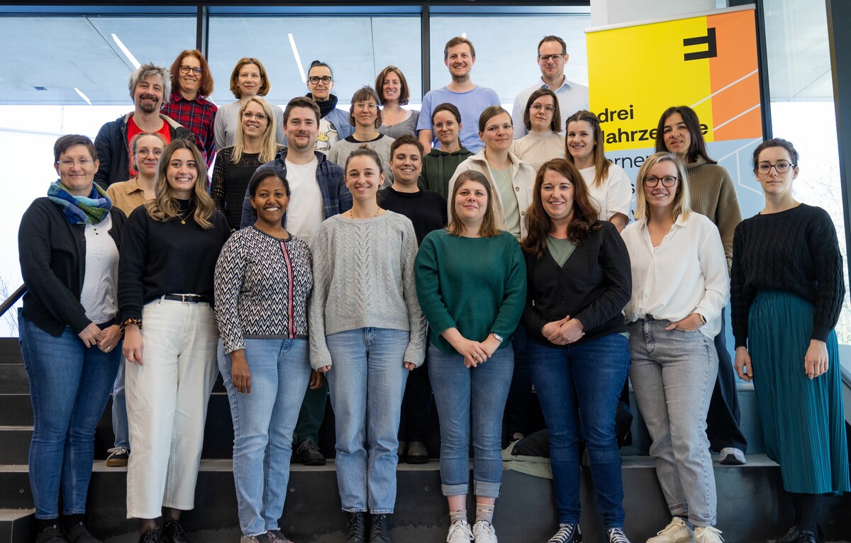 Die Studierenden steigen im vierten Semester des regulären Bachelorstudiums als eigene Gruppe ein und absolvieren die akademische Ausbildung im „Blended Learning“-Format. ⇒fh