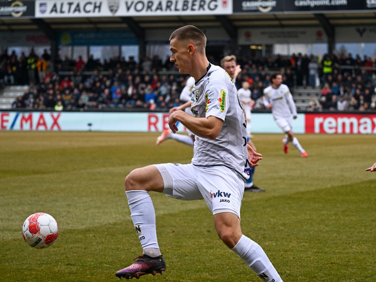 Die verletzte Schulter von Stürmer Florian Dietz sorgt im Rheindorf derzeit für manch eine Sorgenfalte.⇒gepa/OEFB Karacam