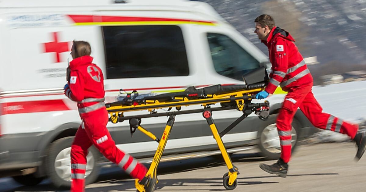 Die verletzten Fahrzeuglenker wurden von den Rettungskräften noch vor Ort erstversorgt.⇒symbol/apa
