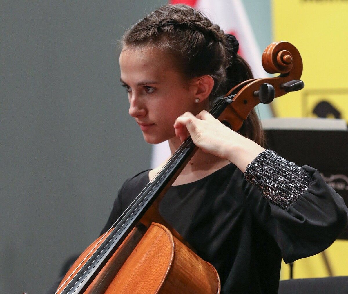 Die Vorarlberger Cellistin Amalia Rümmele erhält ein exklusives Cello für zwei Jahre als Leihgabe der Sinfonima-Stiftung.