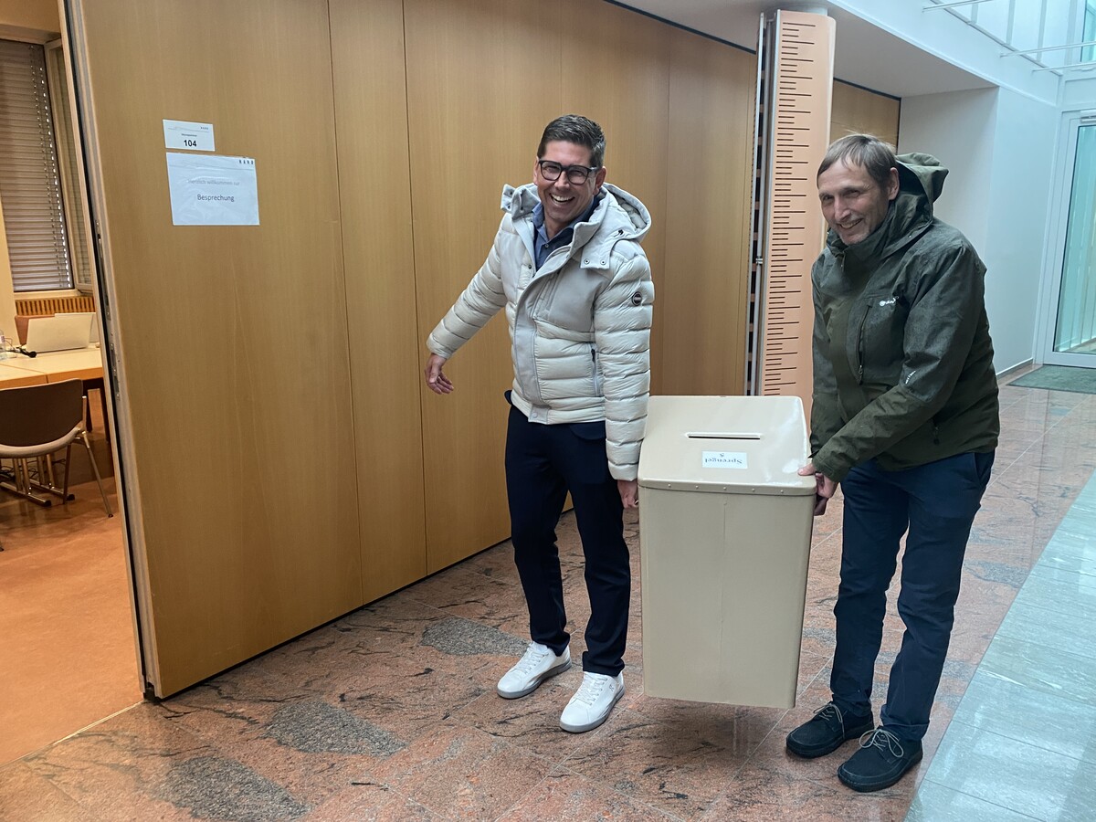 Am 30. März müssen wieder Wahlurnen geschleppt werden. ⇒rau
