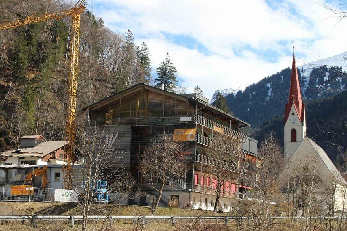 Die Wintersaison dauert zwar noch einige Wochen, im Bregenzerwald haben aber manche Hotels den Blick bereits auf die Sommer- und Herbstsaison gerichtet und millionenteure Modernisierungsprojekte begonnen. ⇒STP
