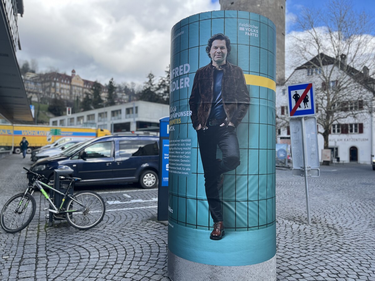 Diese Plakatsäule sorgt für Kritik. Sind sie genehmigt oder nicht? ⇒VN/SAH