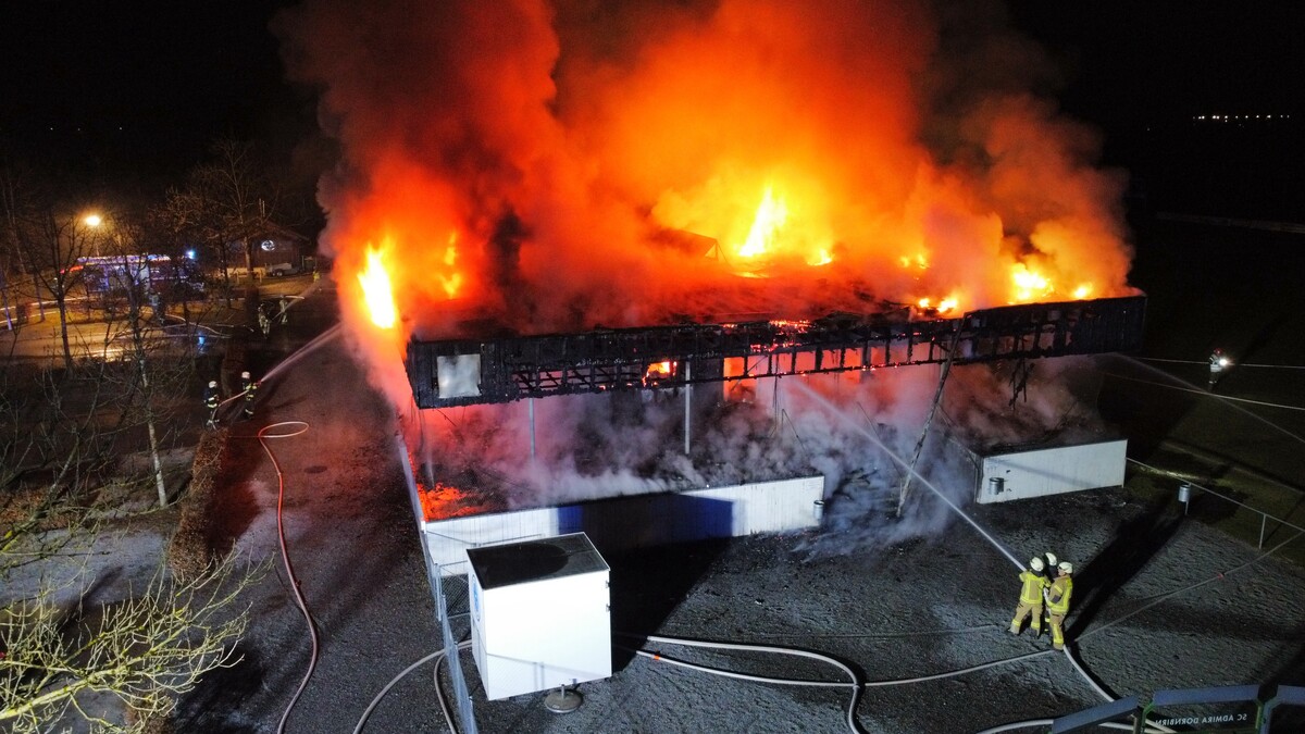 Ein Großbrand zerstörte in der Nacht auf den 16. Dezember 2024 das Clubheim der Admira Dornbirn. ⇒Vlach (2)