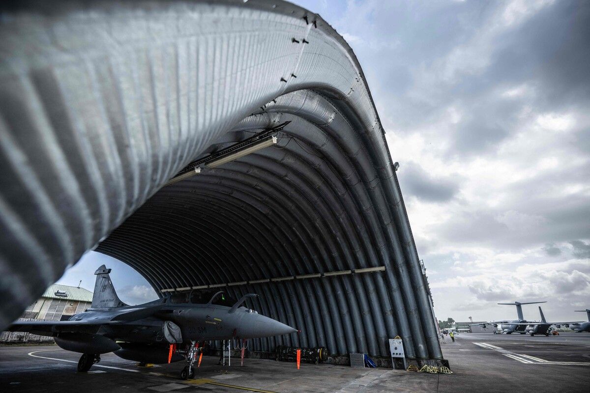 Ein Rafale-Flugzeug der französischen Armee wartet auf seinen Einsatz. Eigentlich hätte es den Startplatz der „Ariane 6“-Rakete sichern sollen. afp (5)