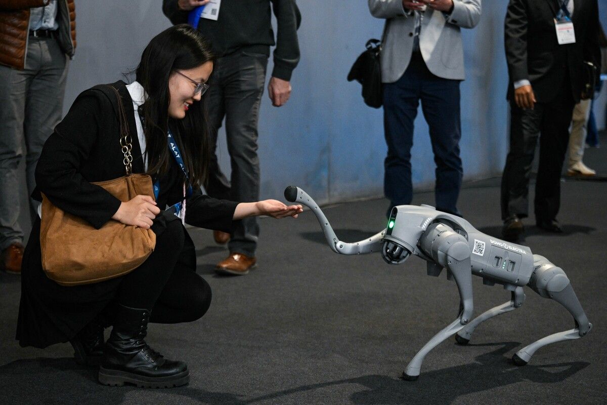 Ein Roboter interagiert mit einem Besucher während des Mobile World Congress, der weltweit größten Mobilfunkmesse in Barcelona. afp