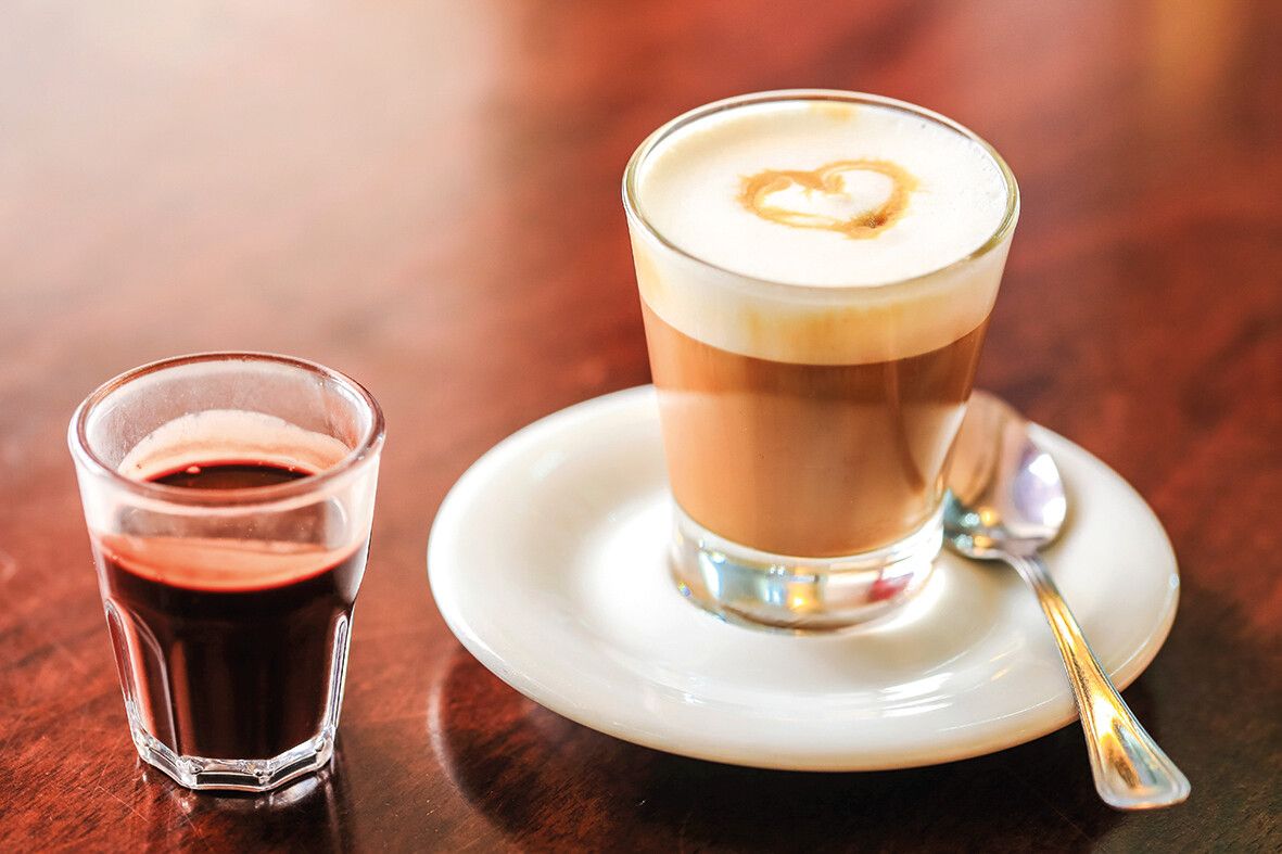 Ein typischer„Capo in B“. Kaffee mit Milch trinken Italiener nur vor 11 Uhr.⇒Shutterstock