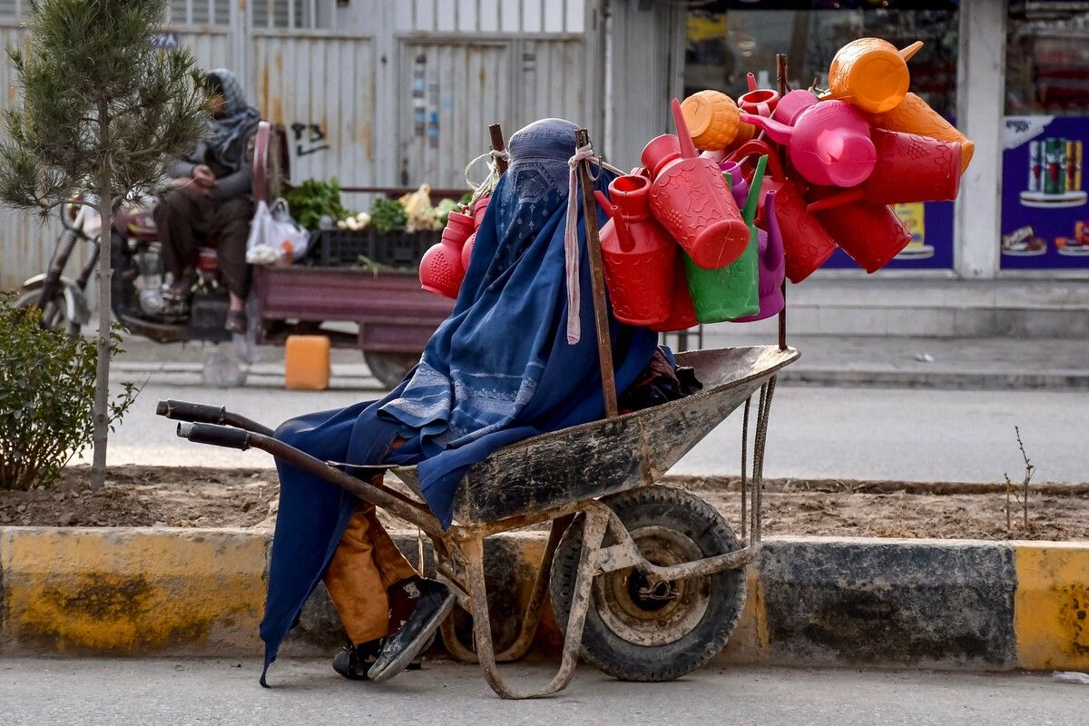 Eine Frau bietet in Mazar-i-Sharif in Afghanistan Plastikbehälter zum Verkauf an. AFP
